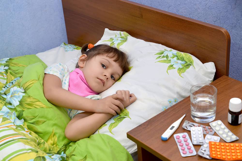 Попала на постель. Маленькая больная девочка. Маленькая девочка заболела. Больная девочка лежит на кровати. Кровать для детей для девочек.