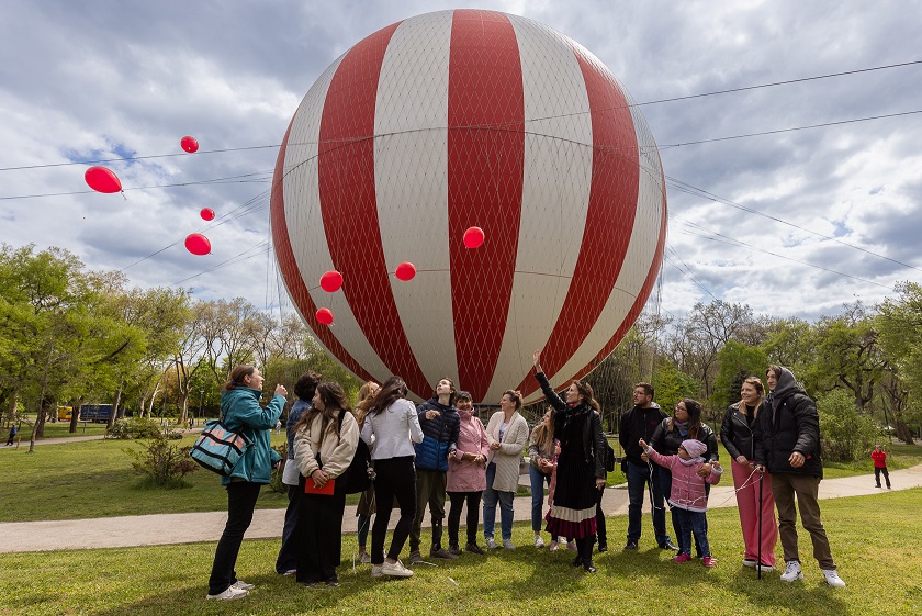 Betegséget elengedő ballonozással búcsúznak