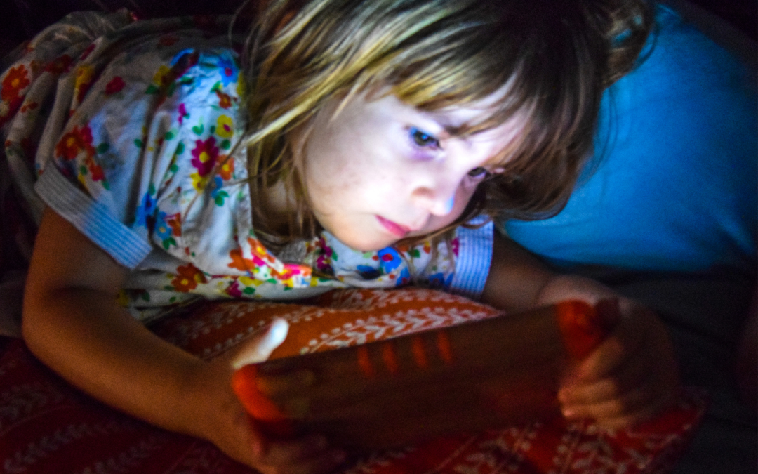 Utolsó esély az offline nyárra! – Újabb e-bookkal és ingyenes programsorozattal segítjük a családokat a képernyőidő csökkentésében