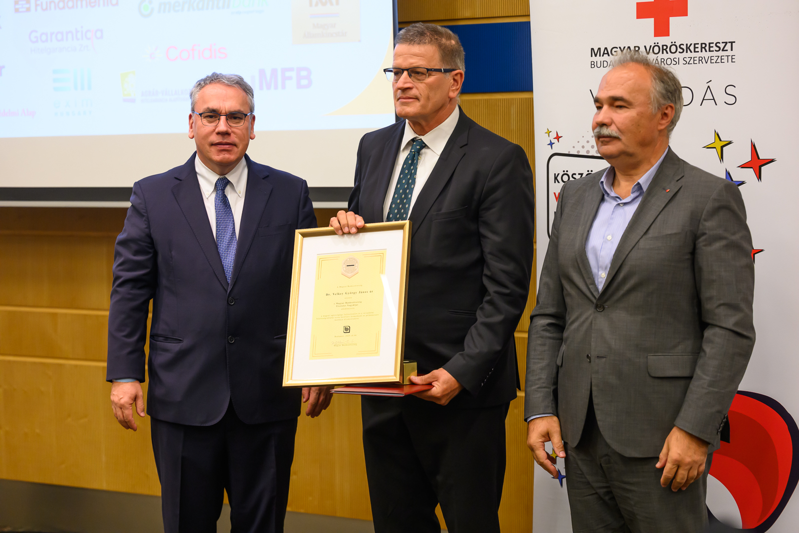 A Magyar Banksz vets g Tisztelet Nagyd j t Vehette t F igazgat nk Dr a-magyar-banksz-vets-g-tisztelet-nagyd-j-t-vehette-t-f-igazgat-nk-dr