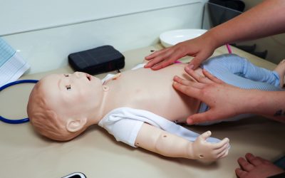 A baba, amely segít gyermekéleteket menteni – Magyarország első SimBaby betegszimulátora érkezett a Bethesda Gyermekkórházba